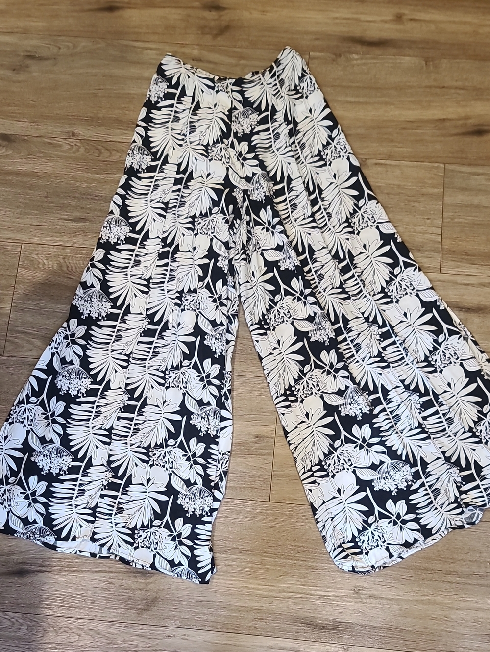 Kendall & Kylie Palm & Leaves, Boho Split Wide Leg Flowy Pants, Small.